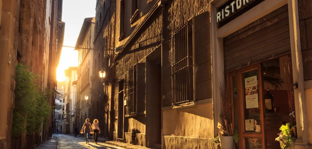 Espresso – Gasse in Florenz mit Restaurant im Abendlicht