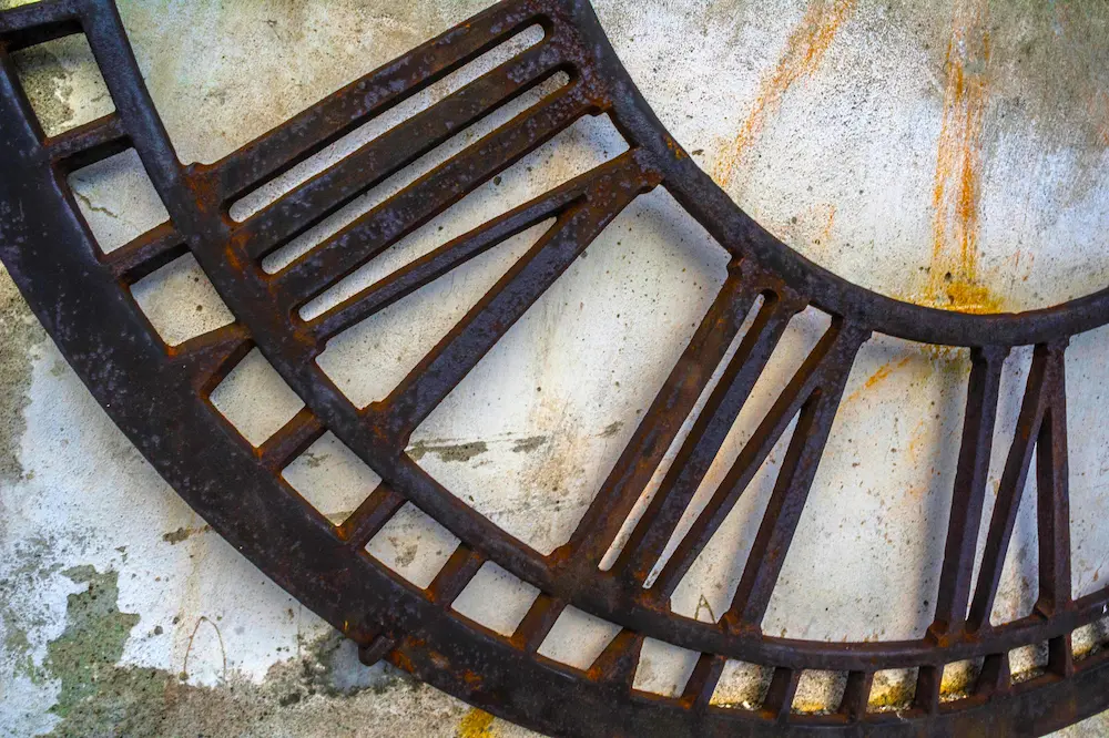 Zeit in Italien – Detail einer römischen Uhr mit großen Metallziffern