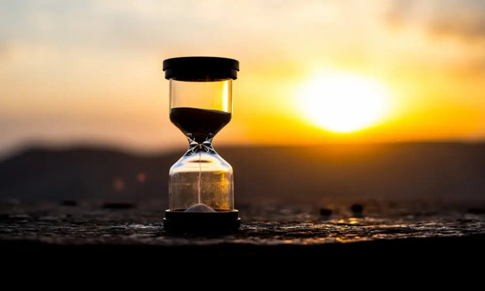 Zeit in Italien – Sanduhr vor einem Sonnenuntergang