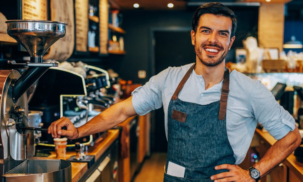 Porträt eines Barista hinter der Theke.