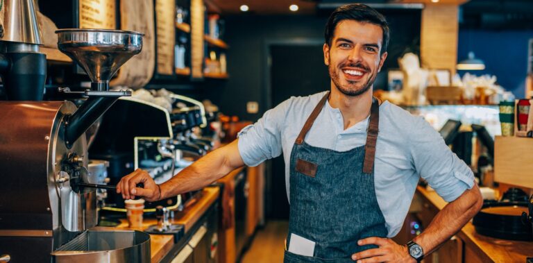 Porträt eines Barista hinter der Theke.