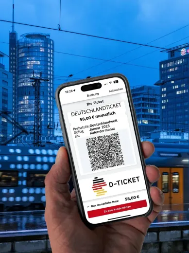 Digitales Bahnticket auf Smartphone mit QR-Code in urbaner Umgebung.