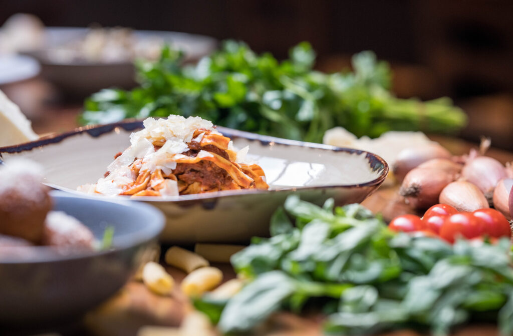 Eine Schüssel Pasta auf dem Tisch - Verhalten in Italien