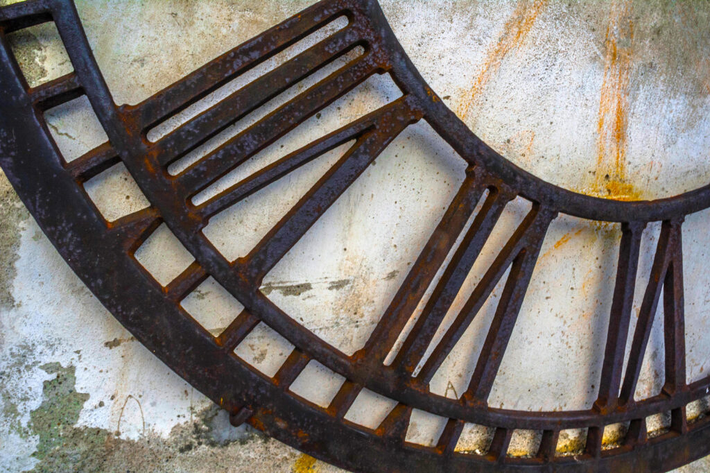 Detailansicht der Uhr der romanischen Kirche von Baveno