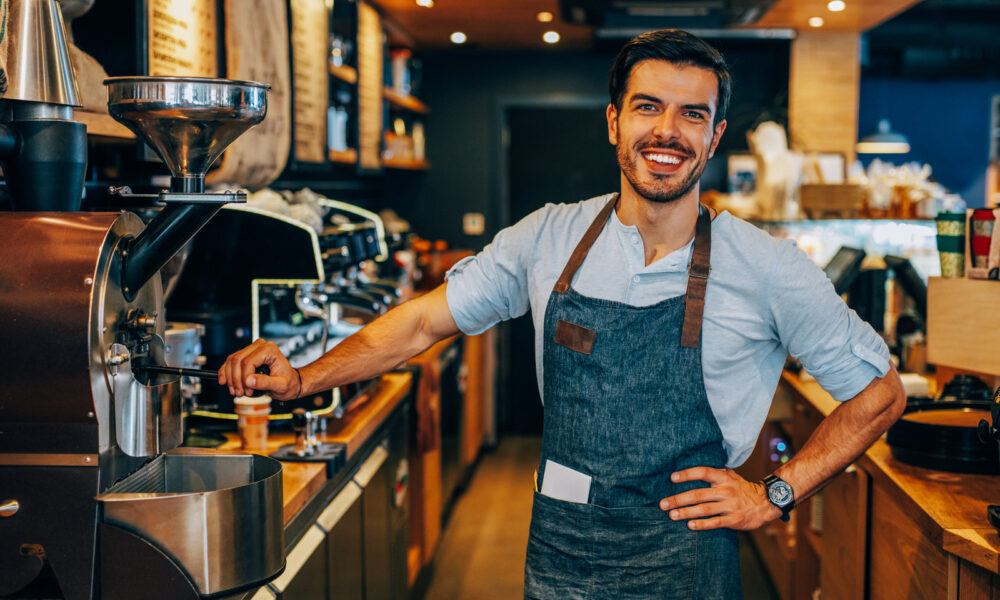 Porträt eines Barista hinter der Theke.