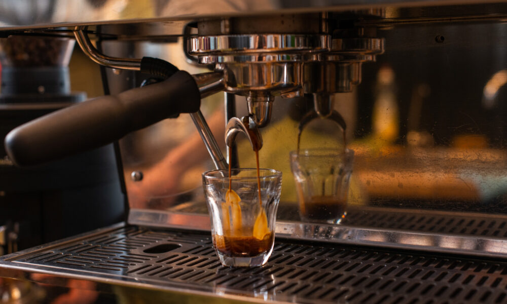 Frisch gebrühter Espresso wird in ein Glas gefüllt, bereit für den Genuss.
