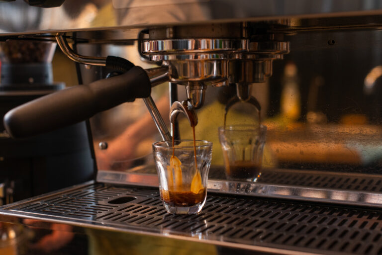 Frisch gebrühter Espresso wird in ein Glas gefüllt, bereit für den Genuss.
