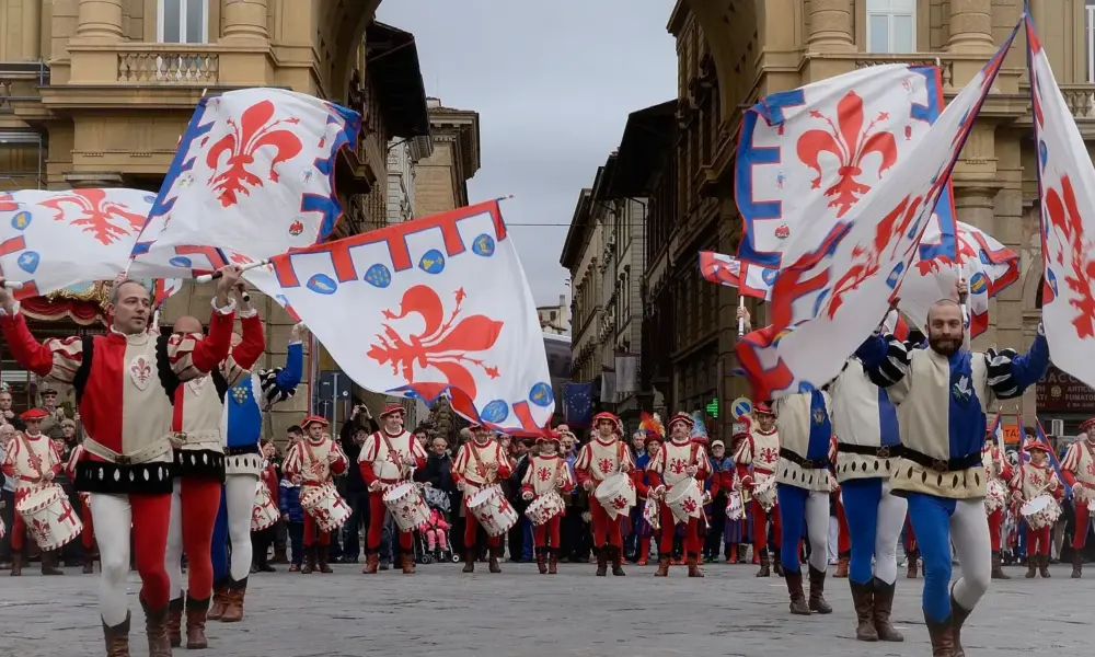 Ostern in Florenz – historischer Umzug mit Fahnenschwingern auf der Piazza