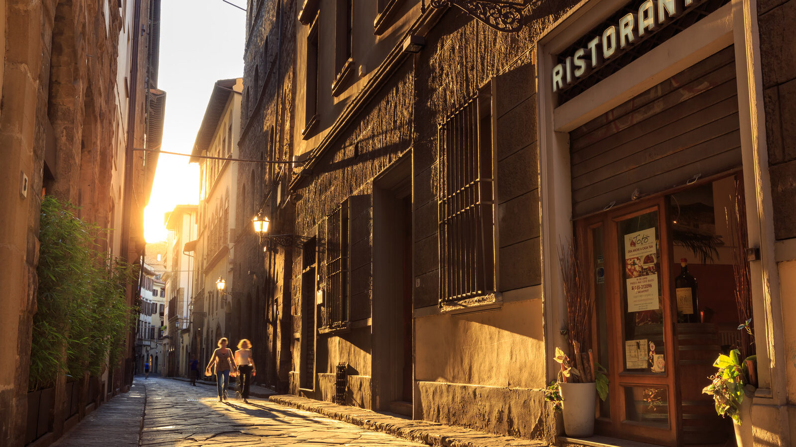 Eine Straße in Florenz bei Sonnenuntergang