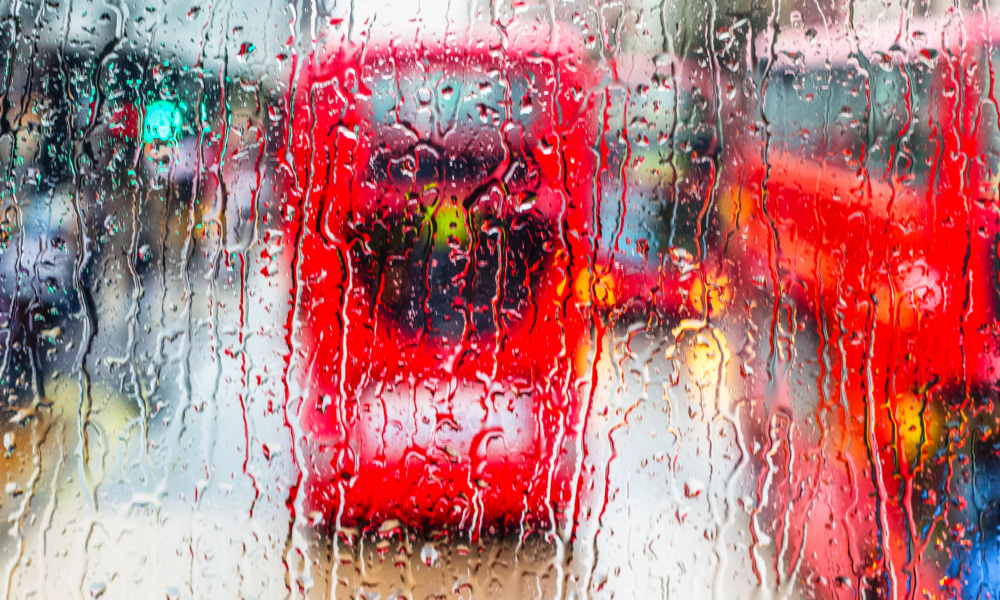Ein Doppeldeckerbus in London bei Regen - Warum ich schreibe