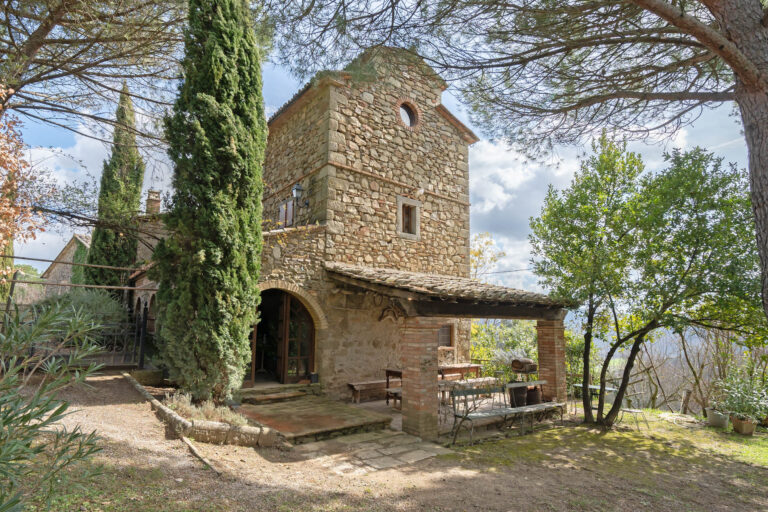 Steinhaus in der Toskana als Symbol für Ankommen, Schreiben und Leben in Italien