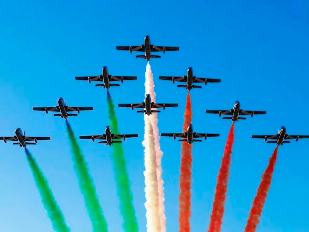 Toskana Wochenschau – Frecce Tricolori mit Rauch in den Farben der italienischen Flagge