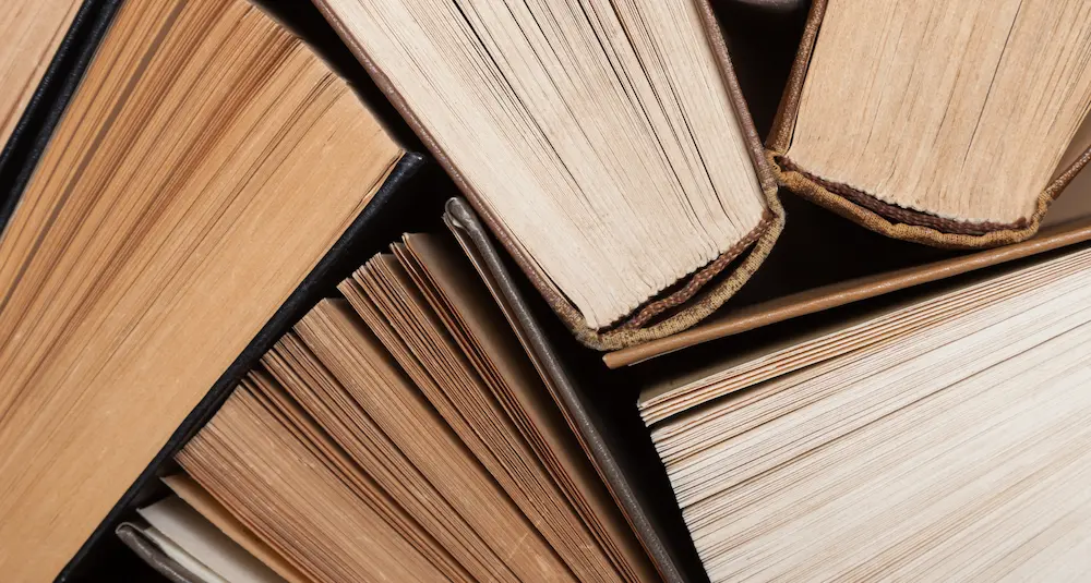 Welttag des Buches – Nahaufnahme alter Bücher und ihrer Seiten