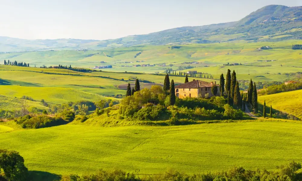Haus kaufen in Italien – Landhaus mit Zypressen in der Toskana