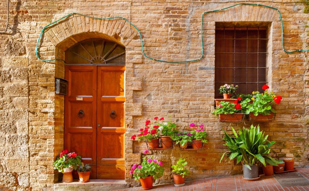 Eingang eines italienischen Hauses als Symbol für den Beginn eines Immobilienkaufs in Italien