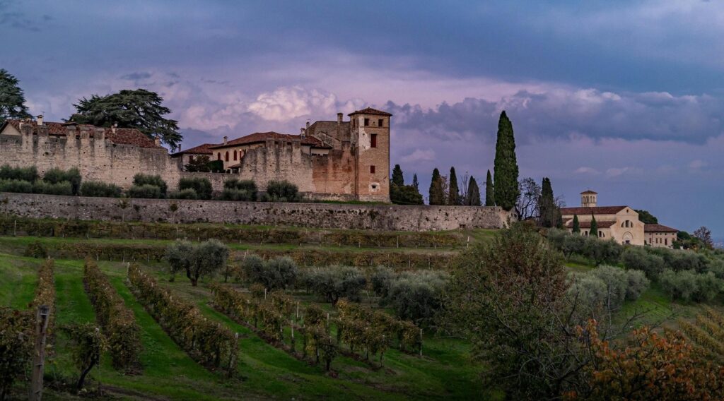 Landgut in Italien bei aufziehendem Wetter als Symbol für Risiken beim Immobilienkauf