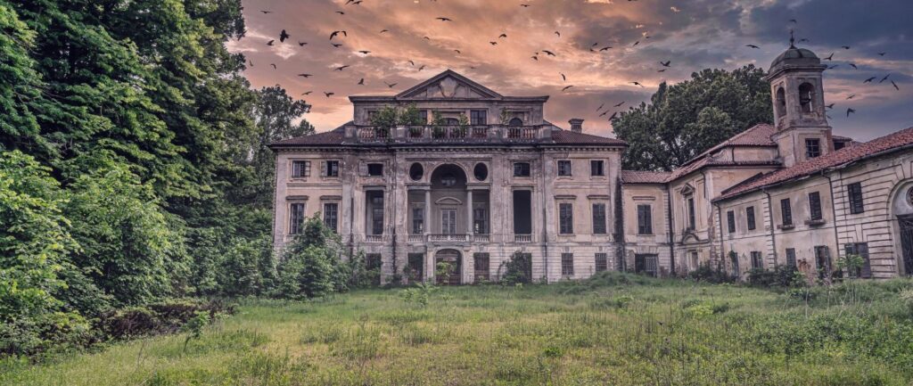 Verlassene Villa in Italien als Sinnbild für Risiken beim Hauskauf in Italien