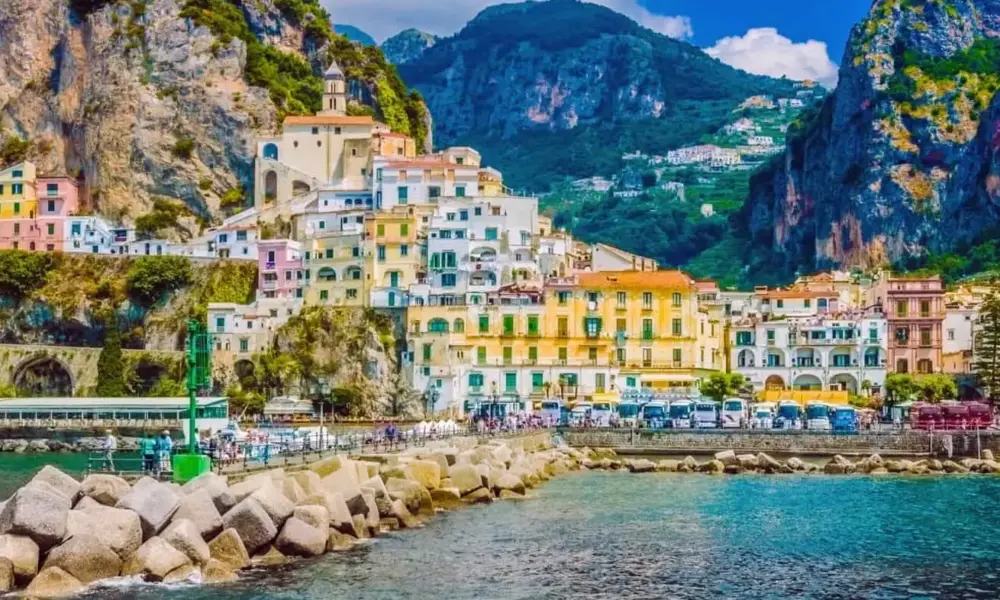 Leben in Italien – Küstenort an der Amalfiküste zwischen Meer und steilen Bergen