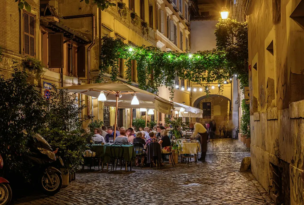 Leben in Italien – Ristorante in einer beleuchteten Altstadtgasse am Abend