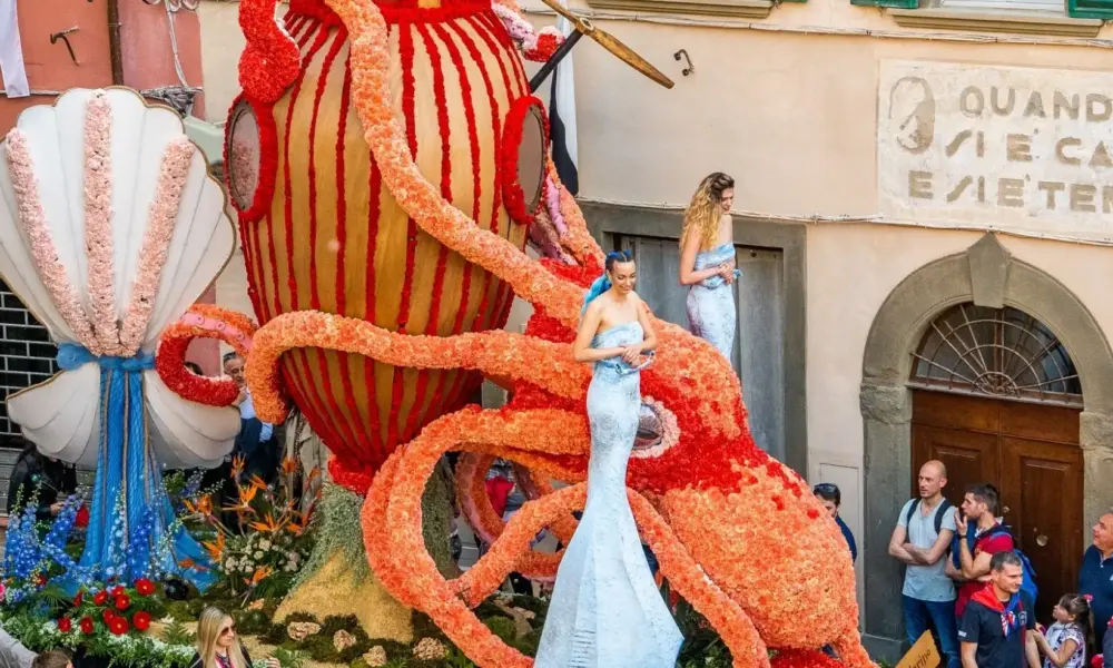 Toskana Wochenschau – Blumenwagen bei der Maggiolata in Lucignano