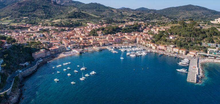 Bucht und Hafen von Monte Argentario an der toskanischen Küste