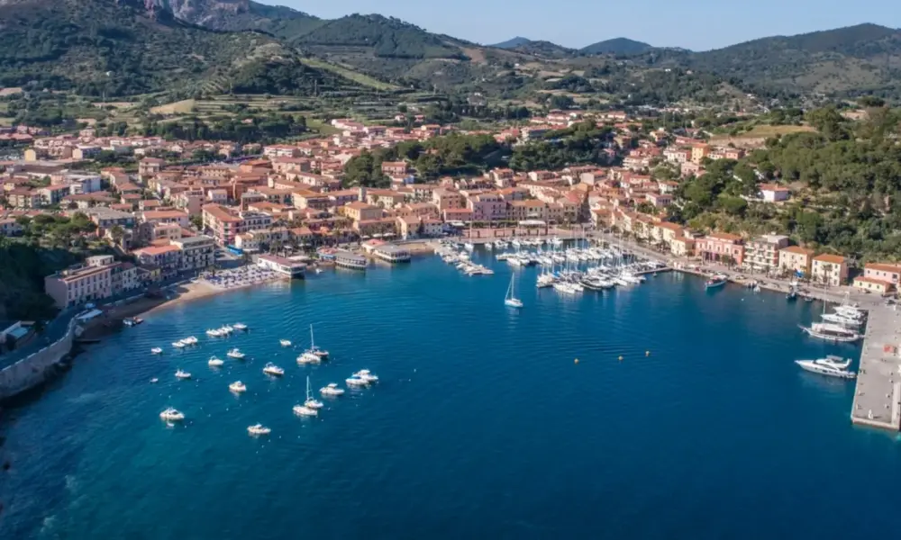 Toskana Wochenschau – Hafen am Monte Argentario mit Booten und Küstenort