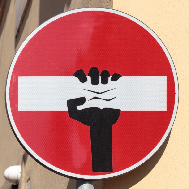 Clet Abraham gestaltet ein Einfahrt-verboten-Schild mit einer Faust in Florenz – Toskana Wochenschau