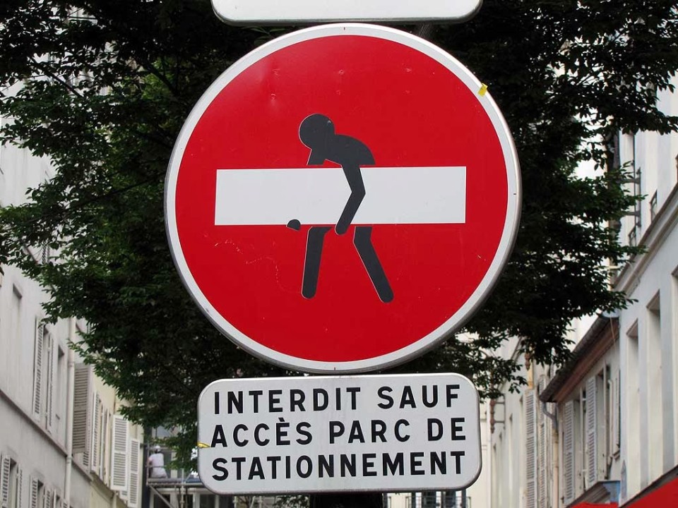 Clet Abraham gestaltet ein Einfahrt-verboten-Schild mit einer durch den Balken gehenden Figur in Florenz – Toskana Wochenschau