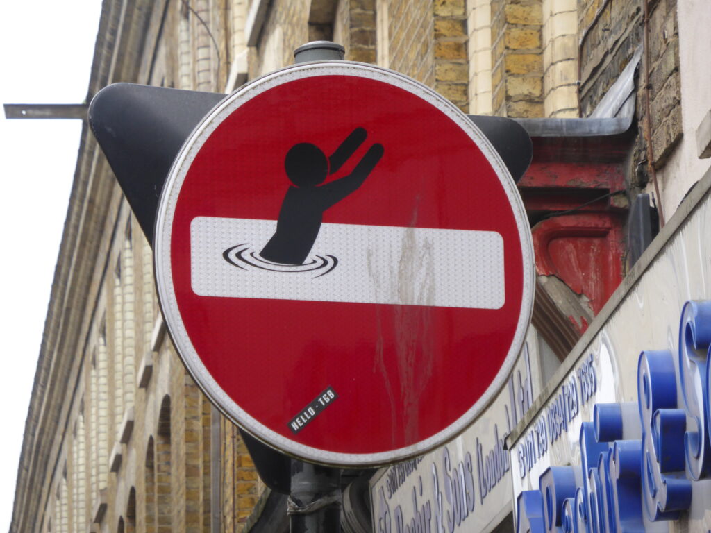 Clet Abraham verwandelt ein Einfahrt-verboten-Schild in einen Ertrinkenden im Wasser – Toskana Wochenschau