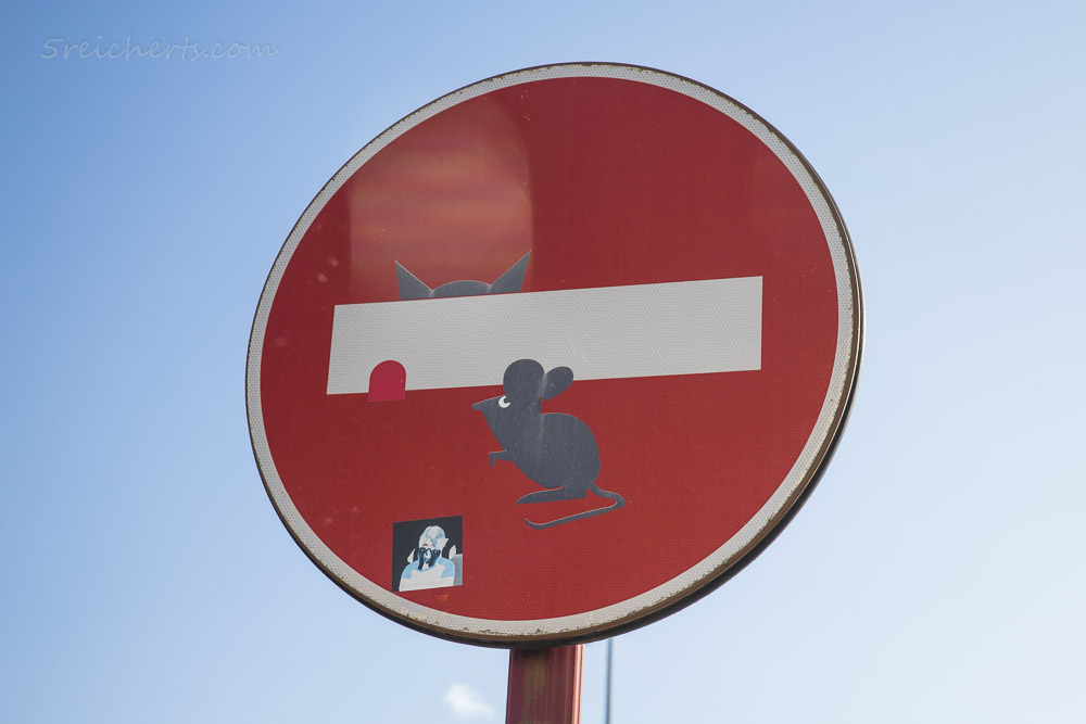 Clet Abraham verwandelt ein Einfahrt-verboten-Schild in Florenz mit Katze, Maus und Mäuseloch in ein humorvolles Kunstwerk.