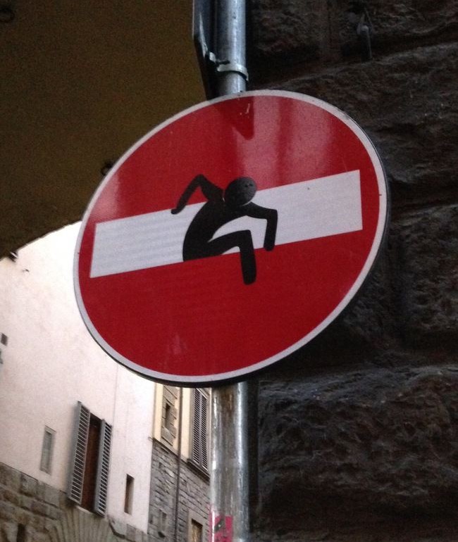 Clet Abraham gestaltet ein Einfahrt-verboten-Schild mit einer kletternden Figur in Florenz – Toskana Wochenschau