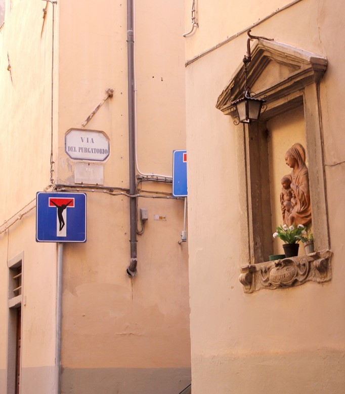Clet Abraham gestaltet ein Sackgassen-Schild mit einer gekreuzigten Figur in Florenz – Toskana Wochenschau