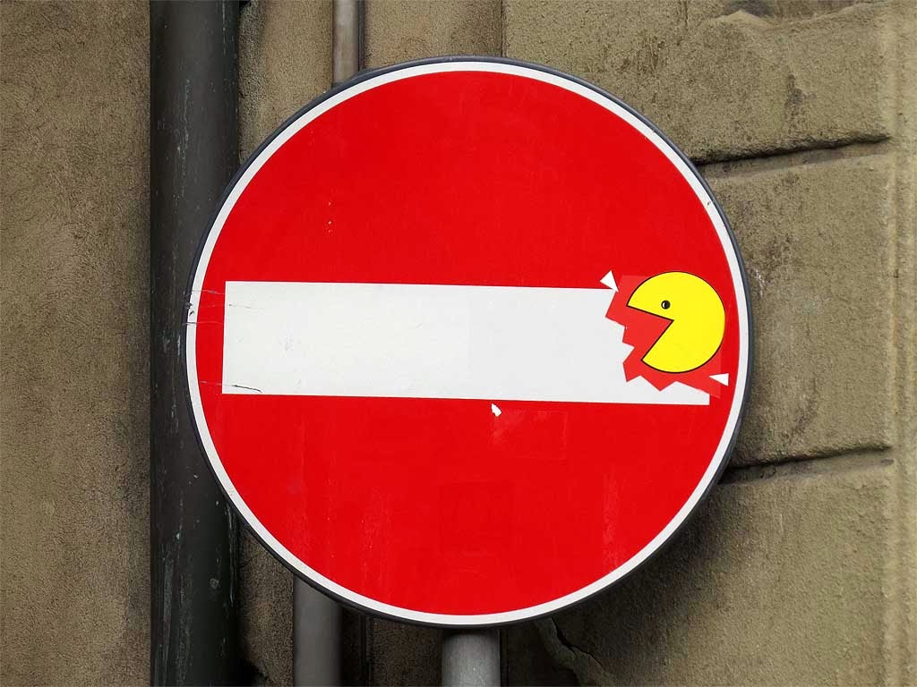 Clet Abraham gestaltet ein Einfahrt-verboten-Schild als Pac-Man in Florenz – Toskana Wochenschau