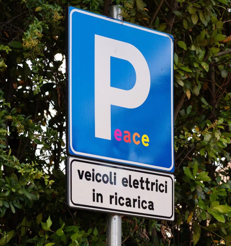 Clet Abraham verwandelt ein Parkplatzschild in das Wort Peace – Toskana Wochenschau