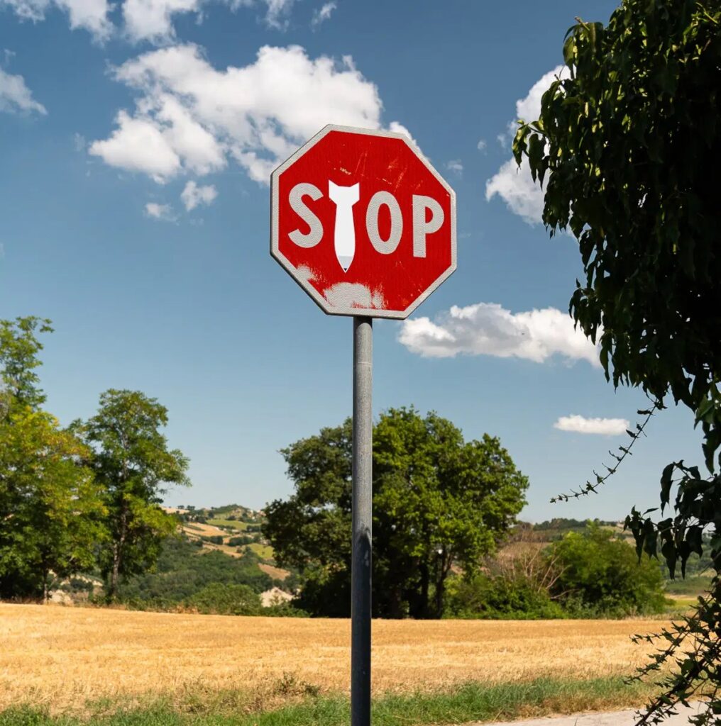 Clet Abraham gestaltet ein STOP-Schild mit einer Bombe als Buchstabe T – Toskana Wochenschau