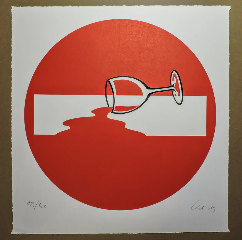 Kunstdruck von Clet Abraham mit Weinglas auf Einfahrt-verboten-Schild – Toskana Wochenschau
