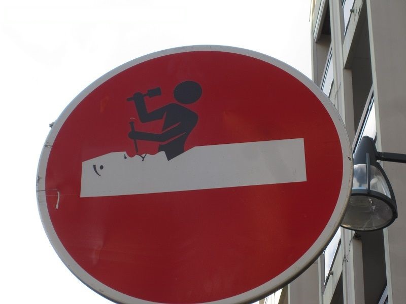 Clet Abraham gestaltet ein Einfahrt-verboten-Schild mit einem Zimmermann in Florenz – Toskana Wochenschau