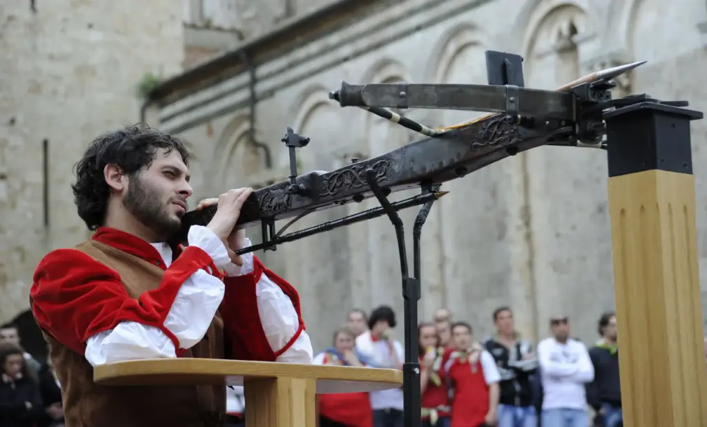 Toskana Wochenschau: Armbrustschütze beim Balestro del Girifalco in Massa Marittima