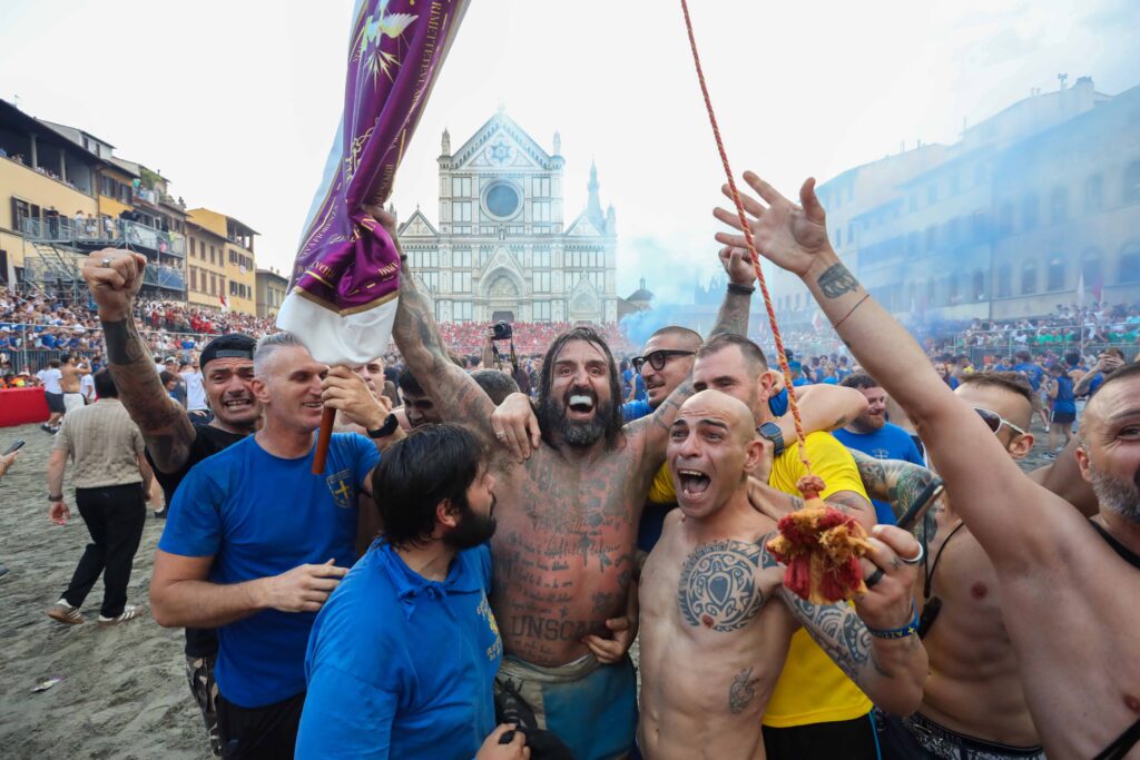 Toskana Wochenschau: Sieger feiern das Finale des Calcio Storico Fiorentino in Florenz