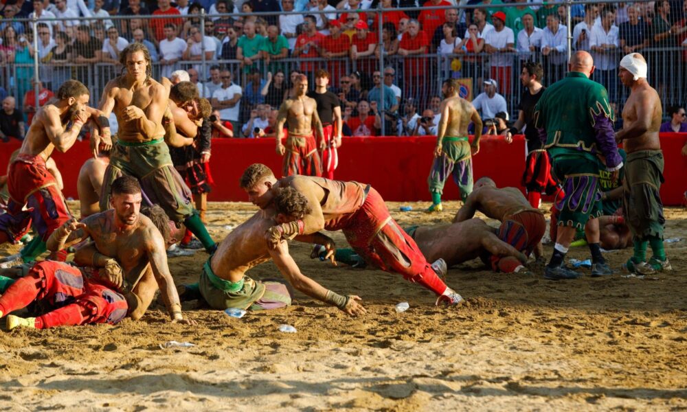 Toskana Wochenschau: Calcio Storico auf der Piazza Santa Croce in Florenz