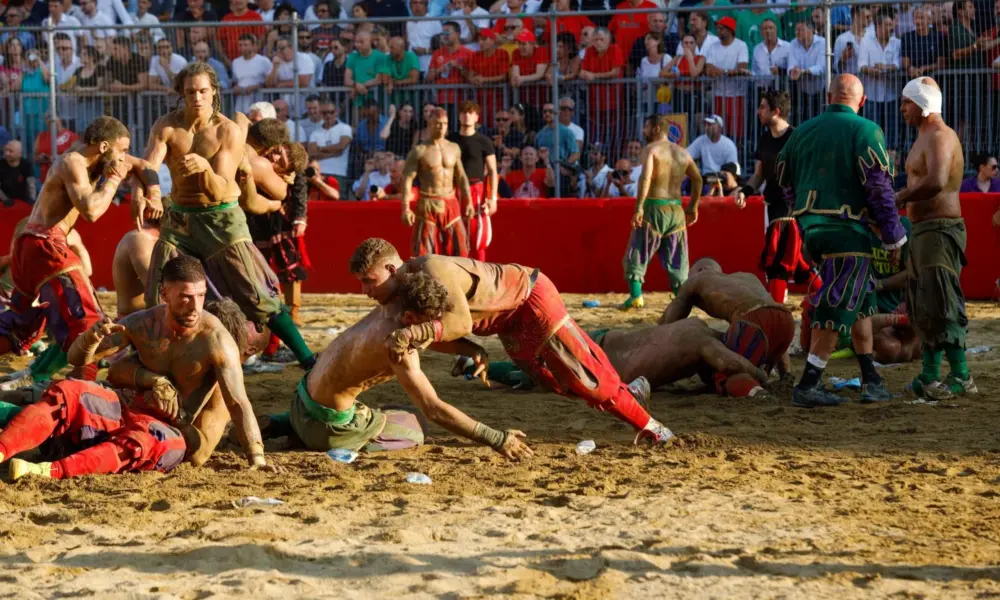Toskana Wochenschau – Kämpfer beim Calcio Storico in Florenz