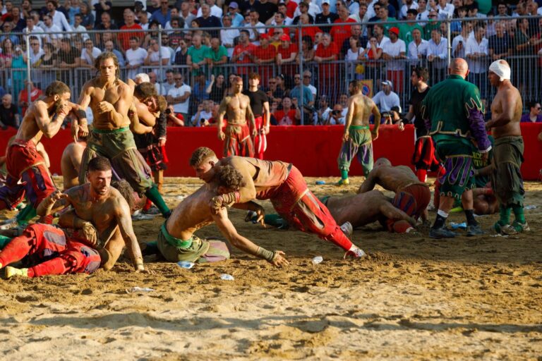 Toskana Wochenschau: Calcio Storico auf der Piazza Santa Croce in Florenz