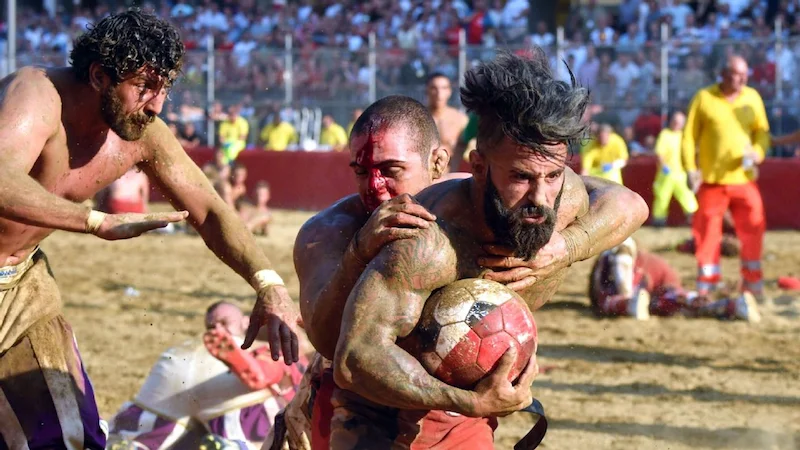 Toskana Wochenschau – Spieler beim Calcio Storico in Florenz am Festtag San Giovanni