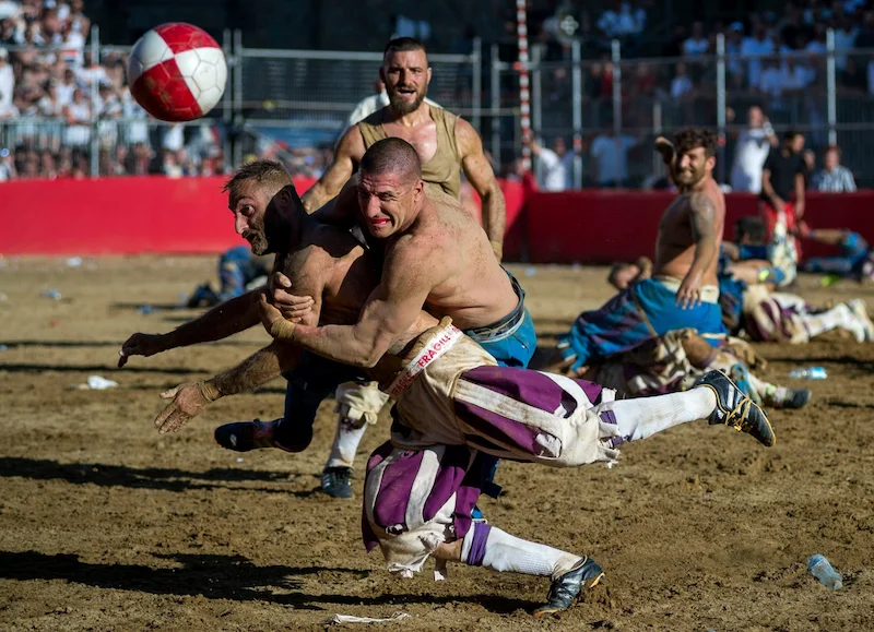 Toskana Wochenschau – Tackling beim Calcio Storico Fiorentino in Florenz