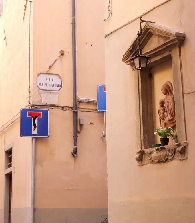 Toskana Wochenschau – Clet-Abraham-Sackgassenschild mit Kreuzigungsmotiv in Florenz