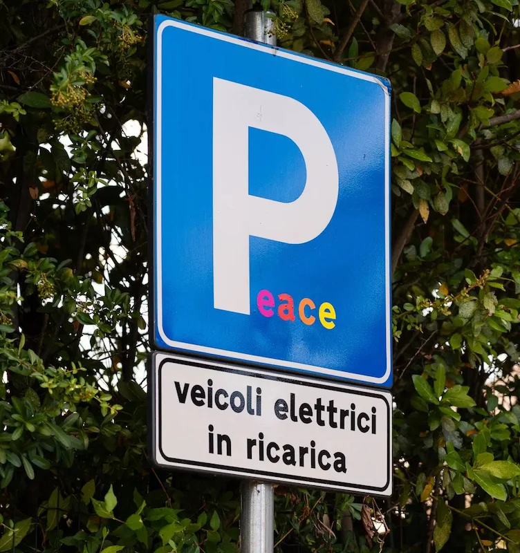 Toskana Wochenschau – Clet-Abraham-Parkschild mit dem Schriftzug „Peace“