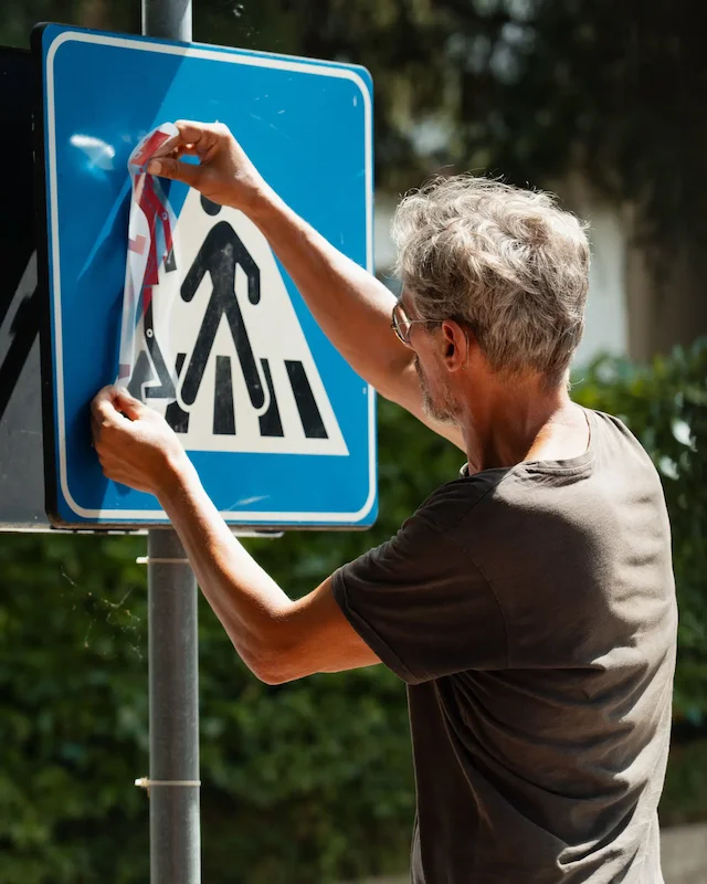 Toskana Wochenschau – Clet Abraham bringt Street-Art auf einem Verkehrsschild an