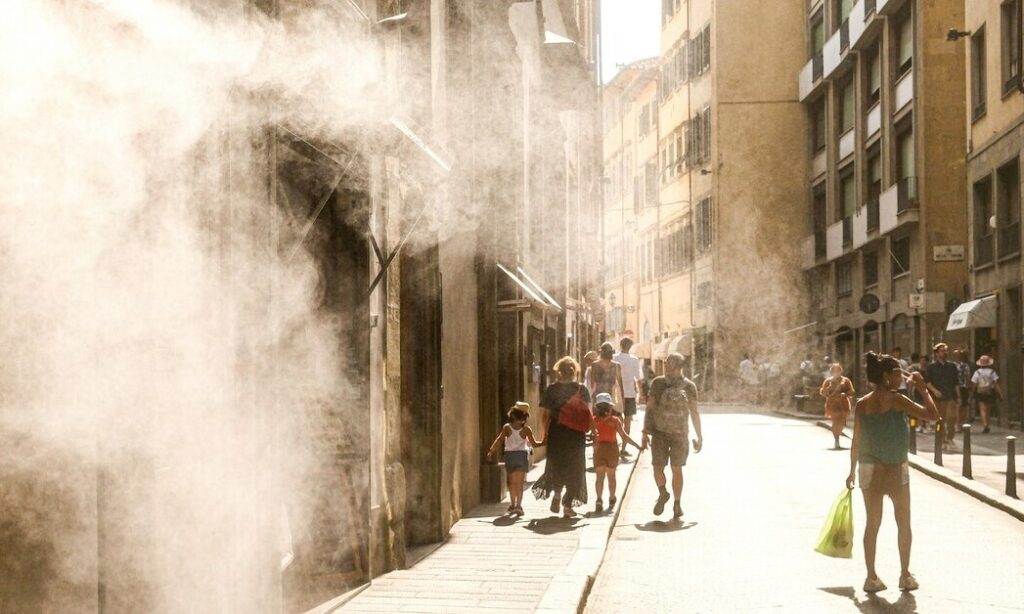 Toskana Wochenschau: Menschen suchen Abkühlung während der Hitzewelle in Florenz bei Temperaturen um 39 Grad