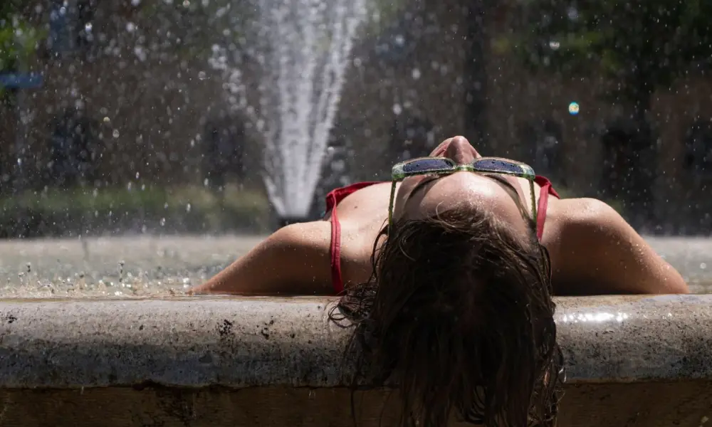 Toskana Wochenschau – Frau kühlt sich bei einer Hitzewelle in einem Brunnen ab