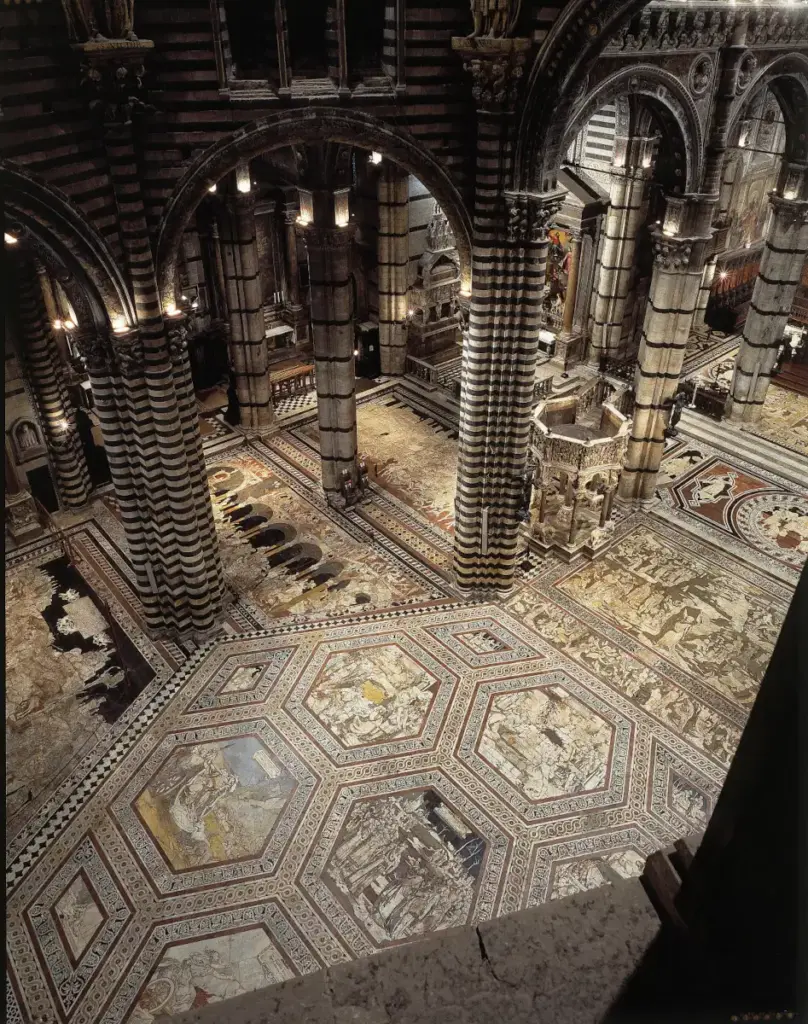 Toskana Wochenschau: Freigelegter Marmorboden im Dom von Siena mit historischen Marmorintarsien